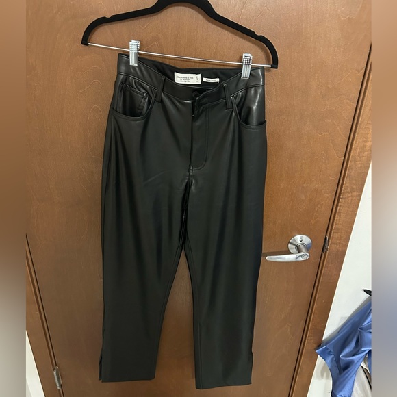 Abercrombie Curve Love Split-Hem Vegan Leather 90s Straight Pant - Picture 3 of 6